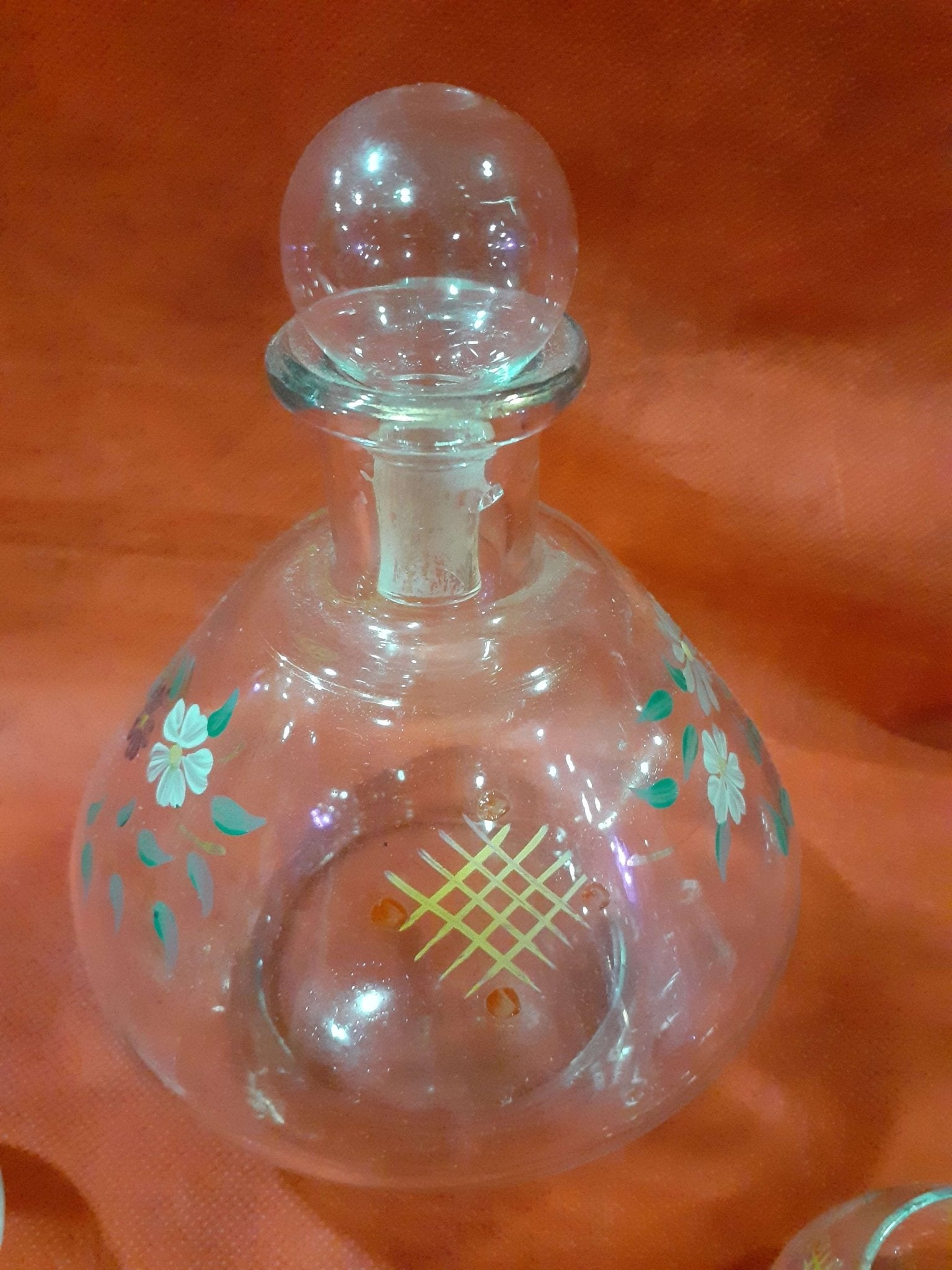 Botella licorera pintada a mano con 5 vasitos de cristal - Cositas Antiguas – La Guadaña, Anticuarios Online en Jerez , vender antigüedades, muebles antiguos