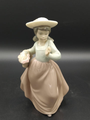 Figura de Porcelana Niña con Cesta de Flores | Nao Lladó - Cositas Antiguas – La Guadaña, Anticuarios Online en Jerez , vender antigüedades, muebles antiguos