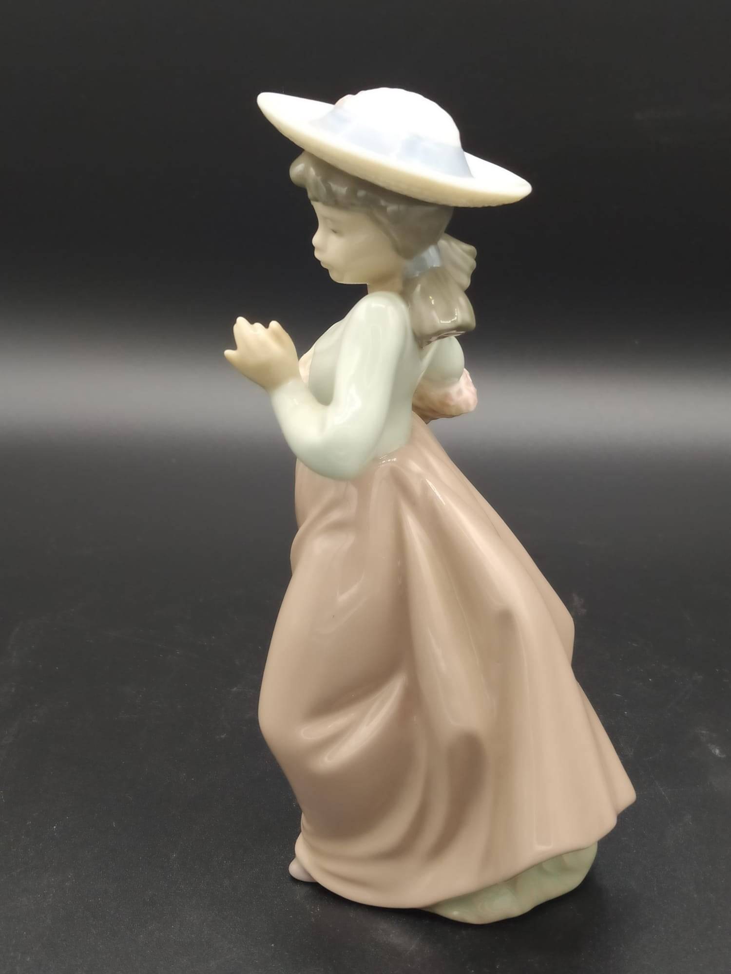 Figura de Porcelana Niña con Cesta de Flores | Nao Lladó - Cositas Antiguas – La Guadaña, Anticuarios Online en Jerez , vender antigüedades, muebles antiguos
