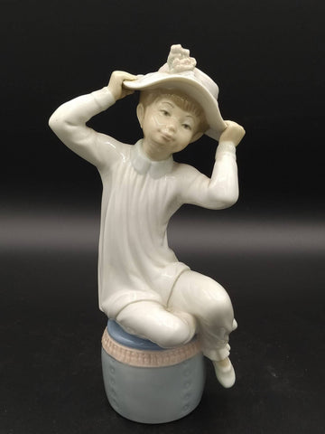 Figura de porcelana Lladró "Chica con gorro" – delicadeza - Cositas Antiguas – La Guadaña, Anticuarios Online en Jerez , vender antigüedades, muebles antiguos