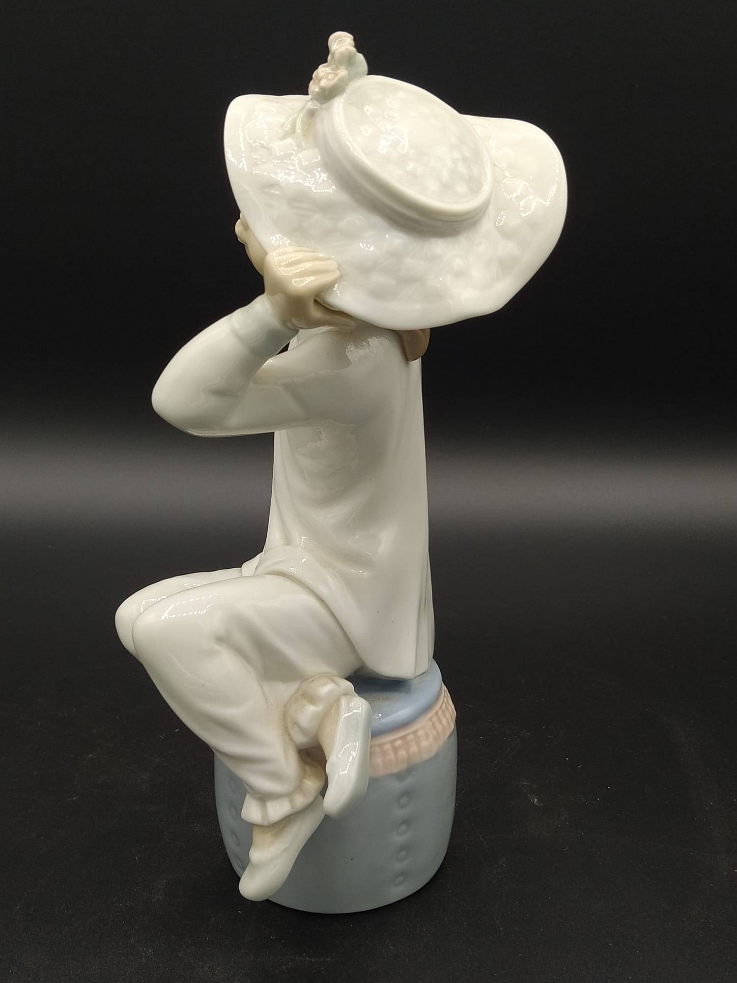 Figura de porcelana Lladró "Chica con gorro" – delicadeza - Cositas Antiguas – La Guadaña, Anticuarios Online en Jerez , vender antigüedades, muebles antiguos