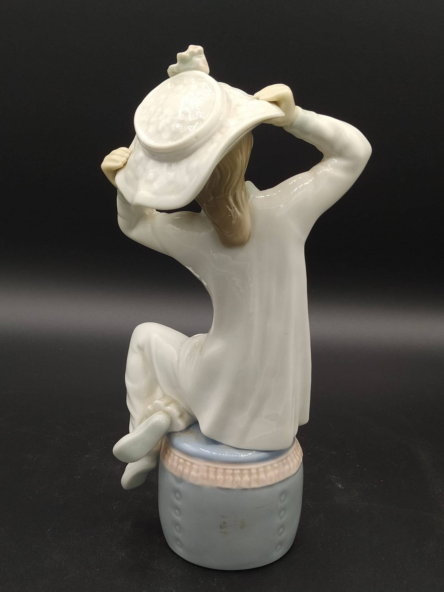 Figura de porcelana Lladró "Chica con gorro" – delicadeza - Cositas Antiguas – La Guadaña, Anticuarios Online en Jerez , vender antigüedades, muebles antiguos
