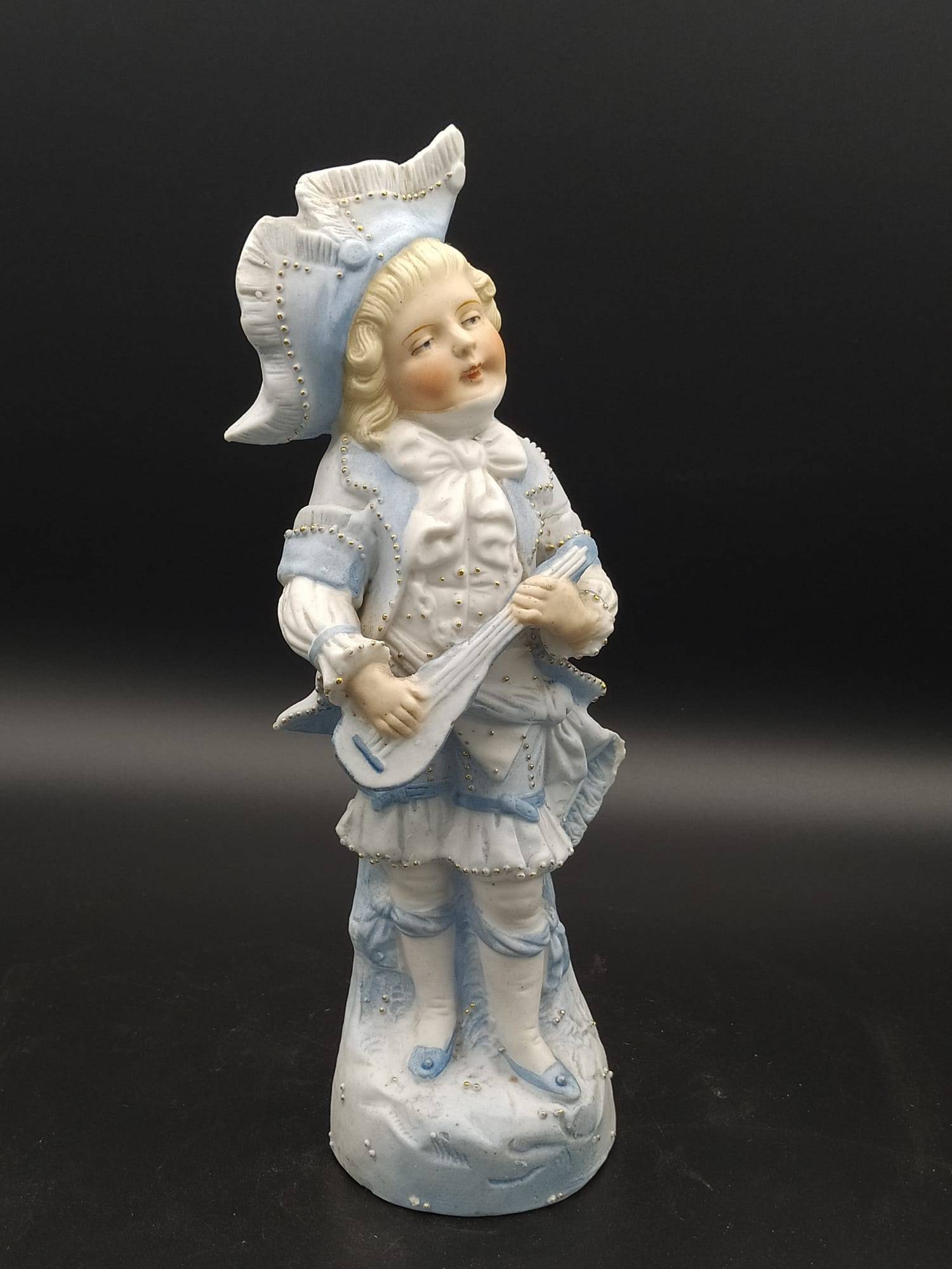Figura de porcelana antigua de galleta, niño tocando cuerda - Cositas Antiguas – La Guadaña, Anticuarios Online en Jerez , vender antigüedades, muebles antiguos