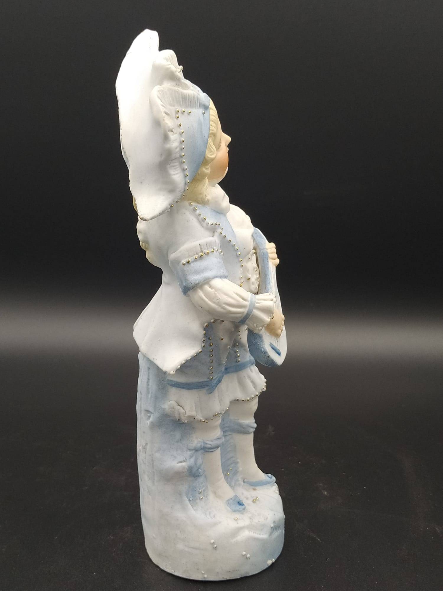 Figura de porcelana antigua de galleta, niño tocando cuerda - Cositas Antiguas – La Guadaña, Anticuarios Online en Jerez , vender antigüedades, muebles antiguos