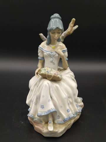 Figura de porcelana Casades | Mujer con Flores - Cositas Antiguas – La Guadaña, Anticuarios Online en Jerez , vender antigüedades, muebles antiguos