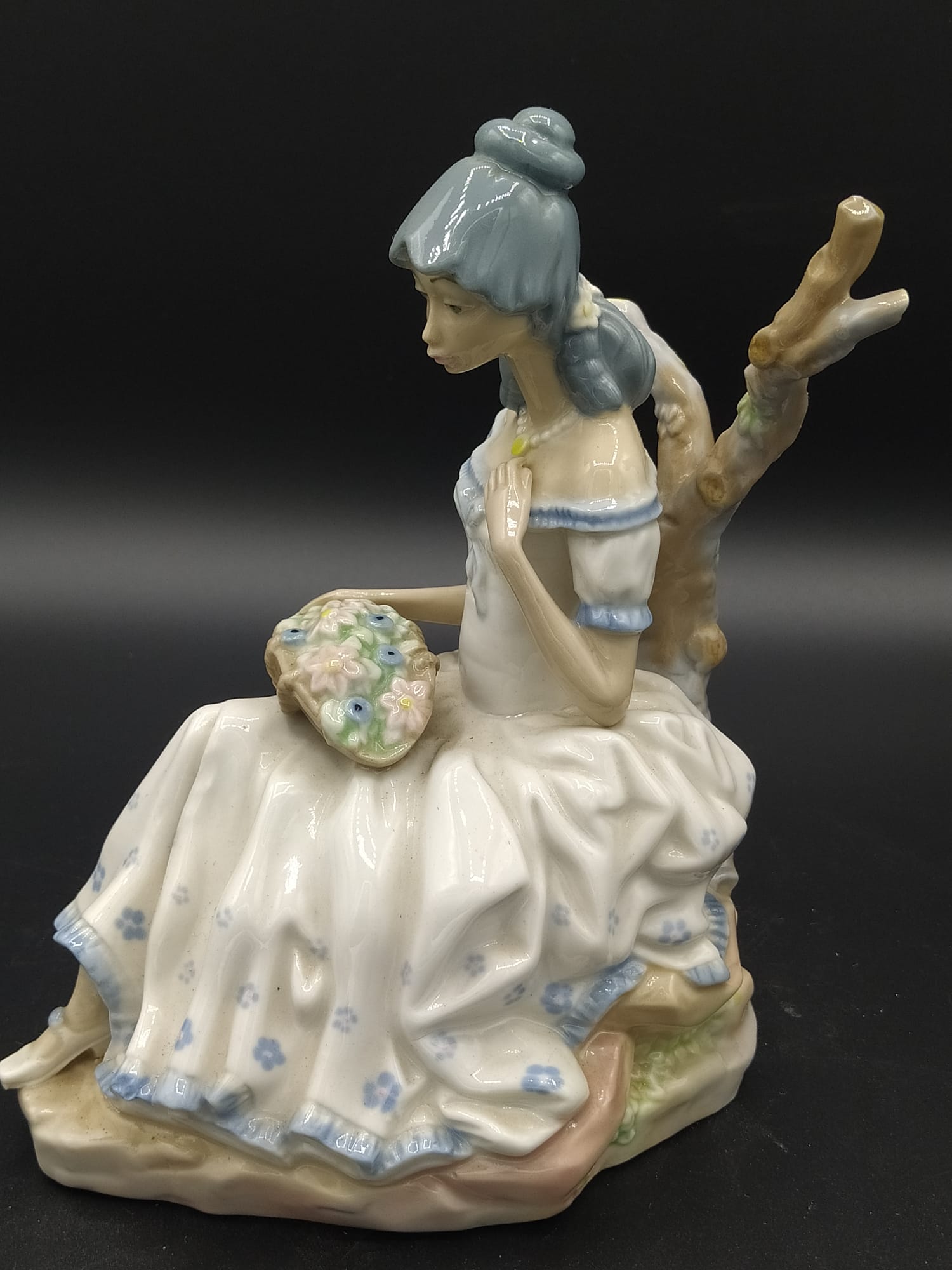 Figura de porcelana Casades | Mujer con Flores - Cositas Antiguas – La Guadaña, Anticuarios Online en Jerez , vender antigüedades, muebles antiguos