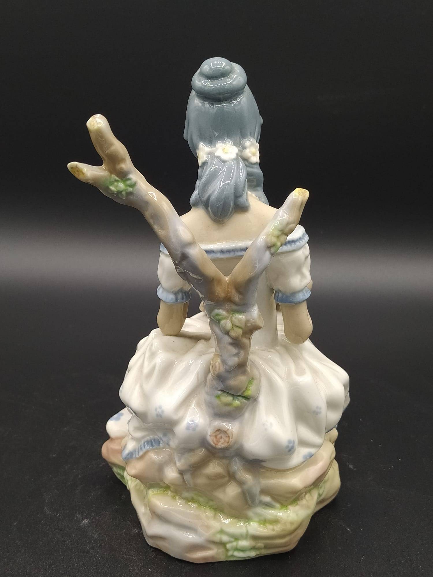 Figura de porcelana Casades | Mujer con Flores - Cositas Antiguas – La Guadaña, Anticuarios Online en Jerez , vender antigüedades, muebles antiguos