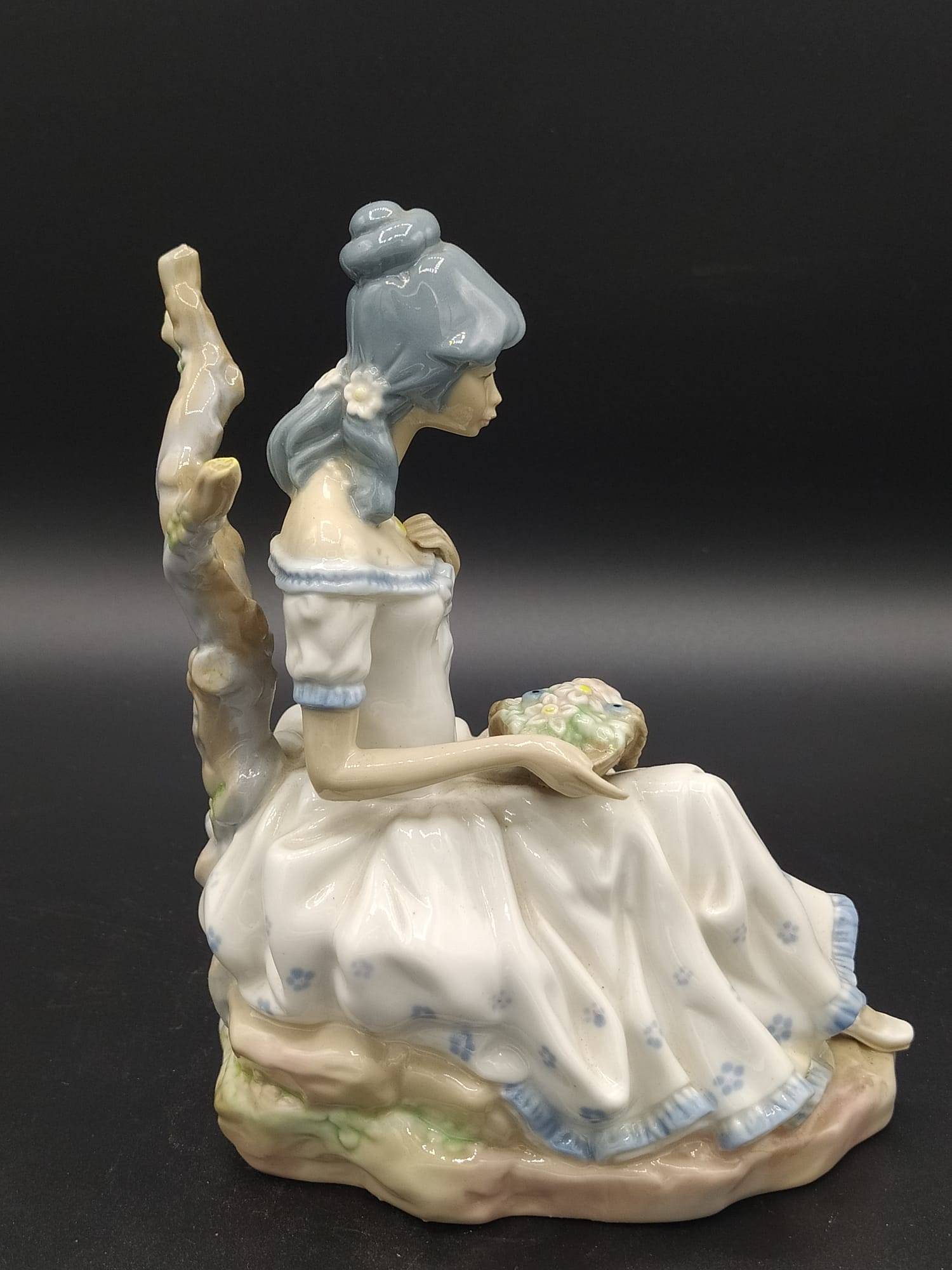 Figura de porcelana Casades | Mujer con Flores - Cositas Antiguas – La Guadaña, Anticuarios Online en Jerez , vender antigüedades, muebles antiguos