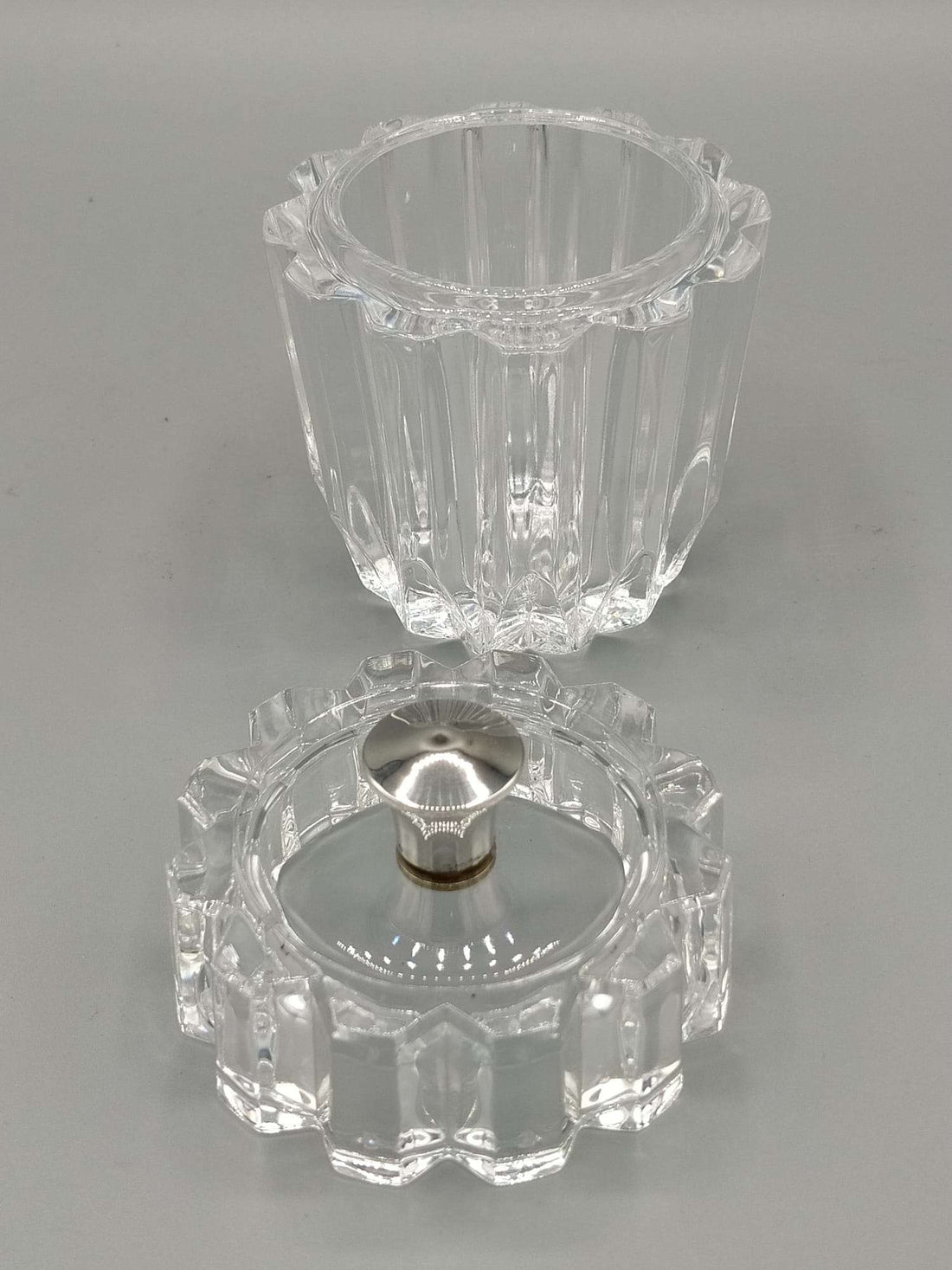 Tarro de tocador de cristal y alpaca: lujo y elegancia vintage - Cositas Antiguas – La Guadaña, Anticuarios Online en Jerez , vender antigüedades, muebles antiguos