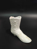 Bota de opalina blanca con relieves florales | Pieza única de alta calidad - Cositas Antiguas – La Guadaña, Anticuarios Online en Jerez , vender antigüedades, muebles antiguos
