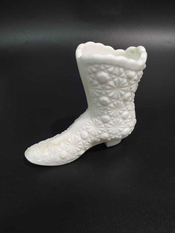 Bota de opalina blanca con relieves florales | Pieza única de alta calidad - Cositas Antiguas – La Guadaña, Anticuarios Online en Jerez , vender antigüedades, muebles antiguos