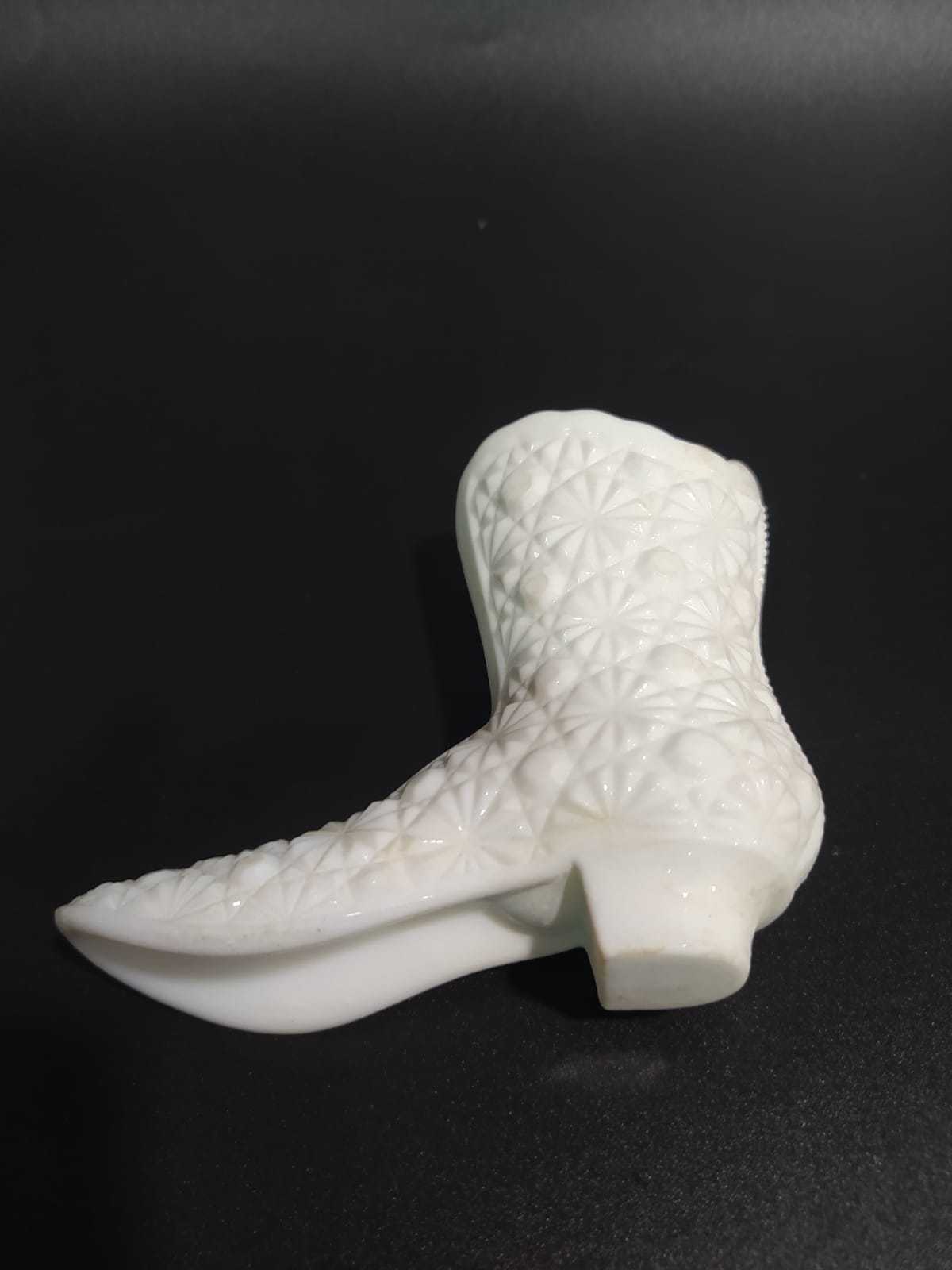 Bota de opalina blanca con relieves florales | Pieza única de alta calidad - Cositas Antiguas – La Guadaña, Anticuarios Online en Jerez , vender antigüedades, muebles antiguos