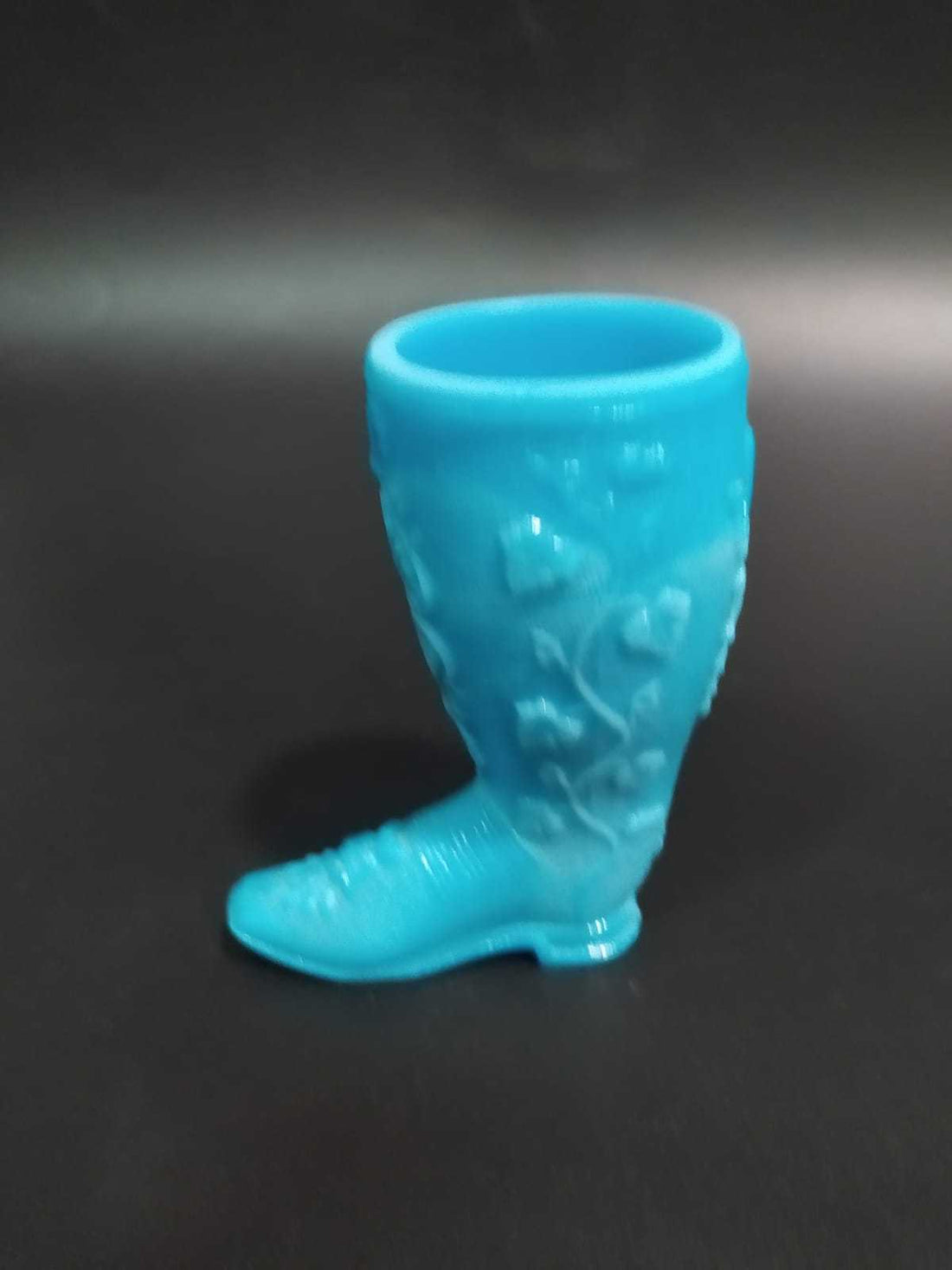 Bota de opalina azul con relieves florales | Antigüedades exclusivas - Cositas Antiguas – La Guadaña, Anticuarios Online en Jerez , vender antigüedades, muebles antiguos