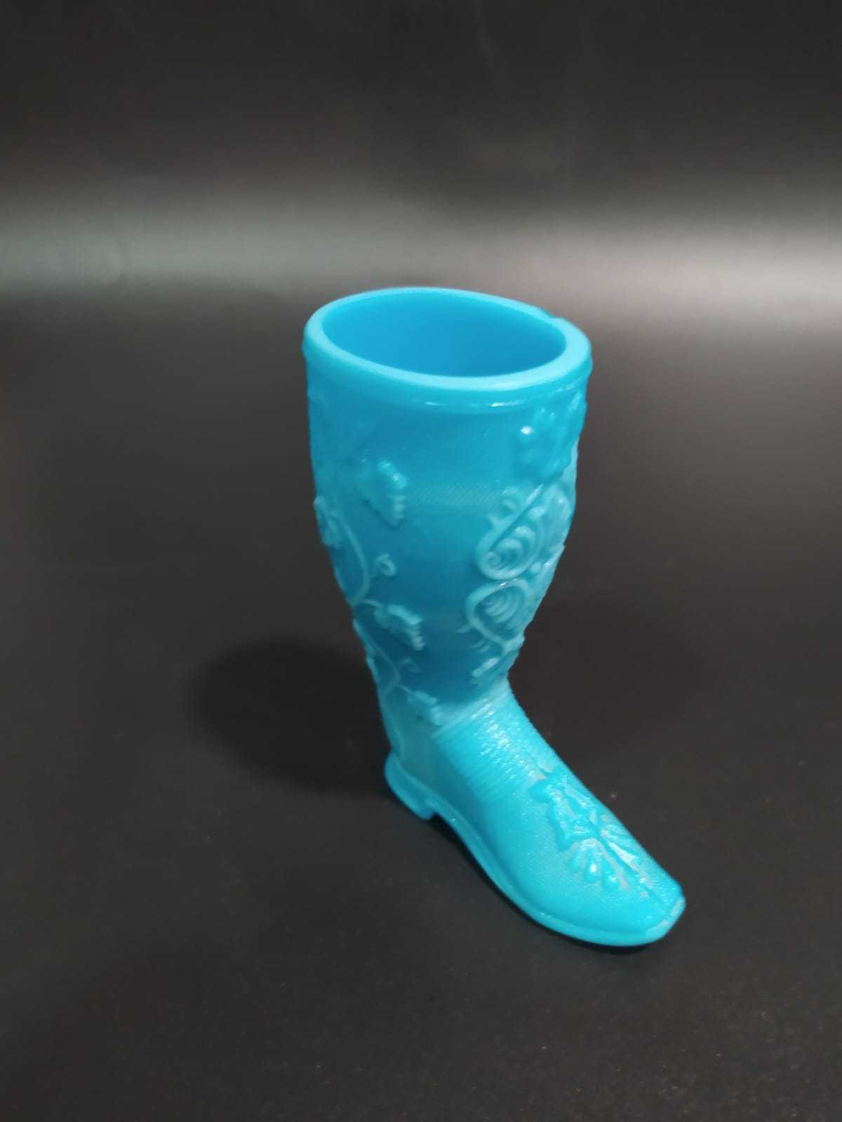 Bota de opalina azul con relieves florales | Antigüedades exclusivas - Cositas Antiguas – La Guadaña, Anticuarios Online en Jerez , vender antigüedades, muebles antiguos