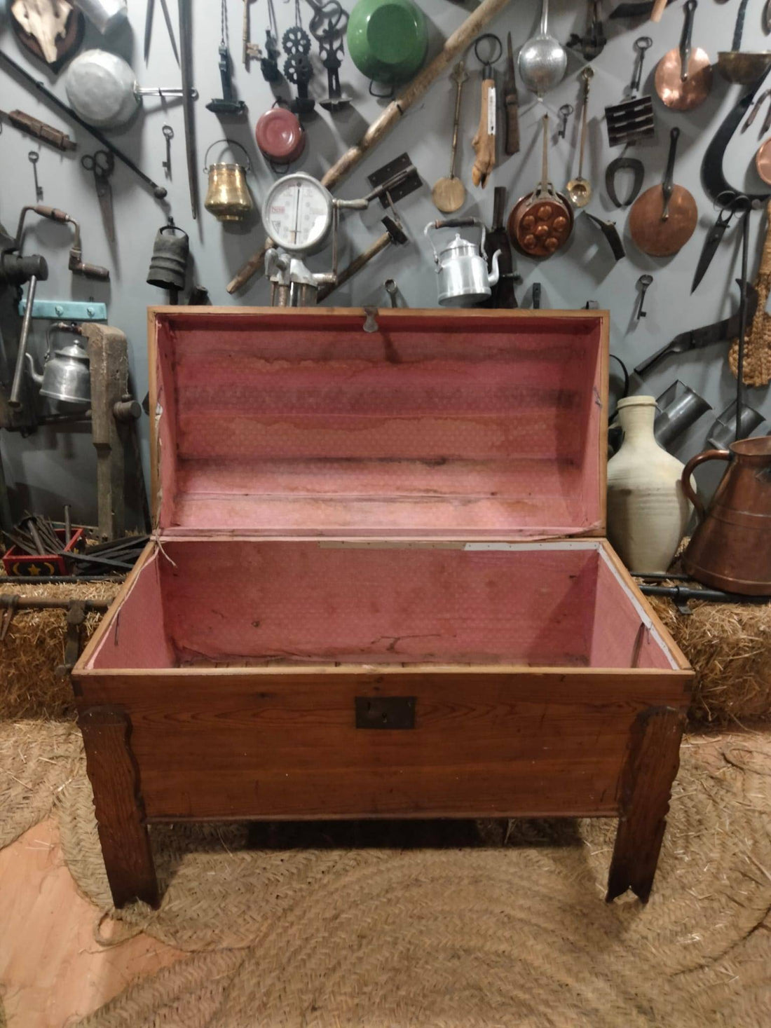 Baúl Antiguo de Madera de Pino de los Ajuares de Novia - Cositas Antiguas – La Guadaña, Anticuarios Online en Jerez , vender antigüedades, muebles antiguos