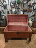 Baúl Antiguo de Madera de Pino de los Ajuares de Novia - Cositas Antiguas – La Guadaña, Anticuarios Online en Jerez , vender antigüedades, muebles antiguos