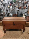 Baúl Antiguo de Madera de Pino de los Ajuares de Novia - Cositas Antiguas – La Guadaña, Anticuarios Online en Jerez , vender antigüedades, muebles antiguos