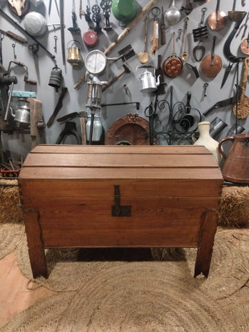 Baúl Antiguo de Madera de Pino de los Ajuares de Novia - Cositas Antiguas – La Guadaña, Anticuarios Online en Jerez , vender antigüedades, muebles antiguos