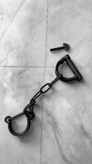 Grilletes del Siglo XIX de Fragua, con Llave Nativa - Cositas Antiguas – La Guadaña, Anticuarios Online en Jerez , vender antigüedades, muebles antiguos