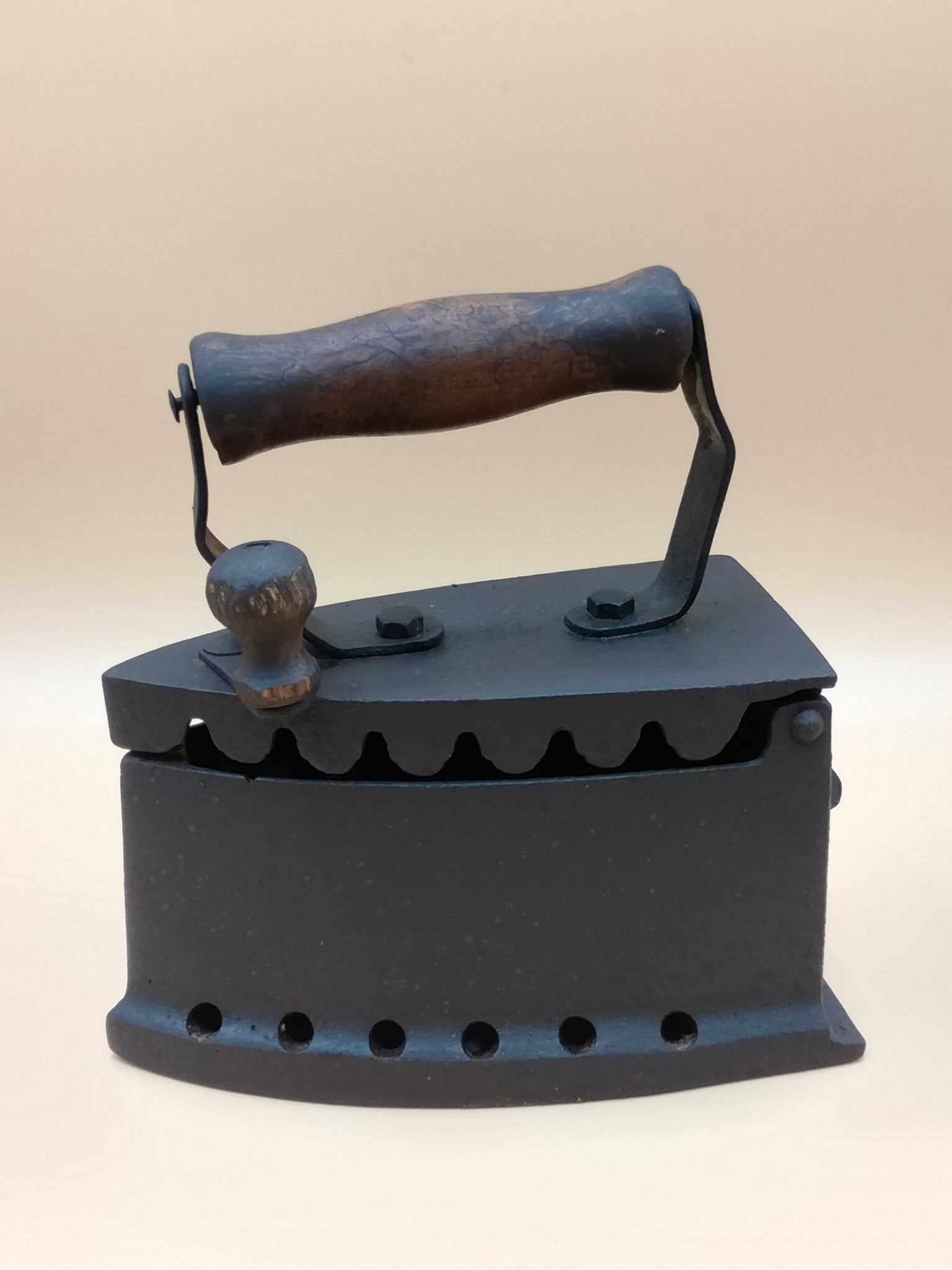 Vieja Plancha de Carbón Fundición - Cositas Antiguas – La Guadaña, Anticuarios Online en Jerez , vender antigüedades, muebles antiguos