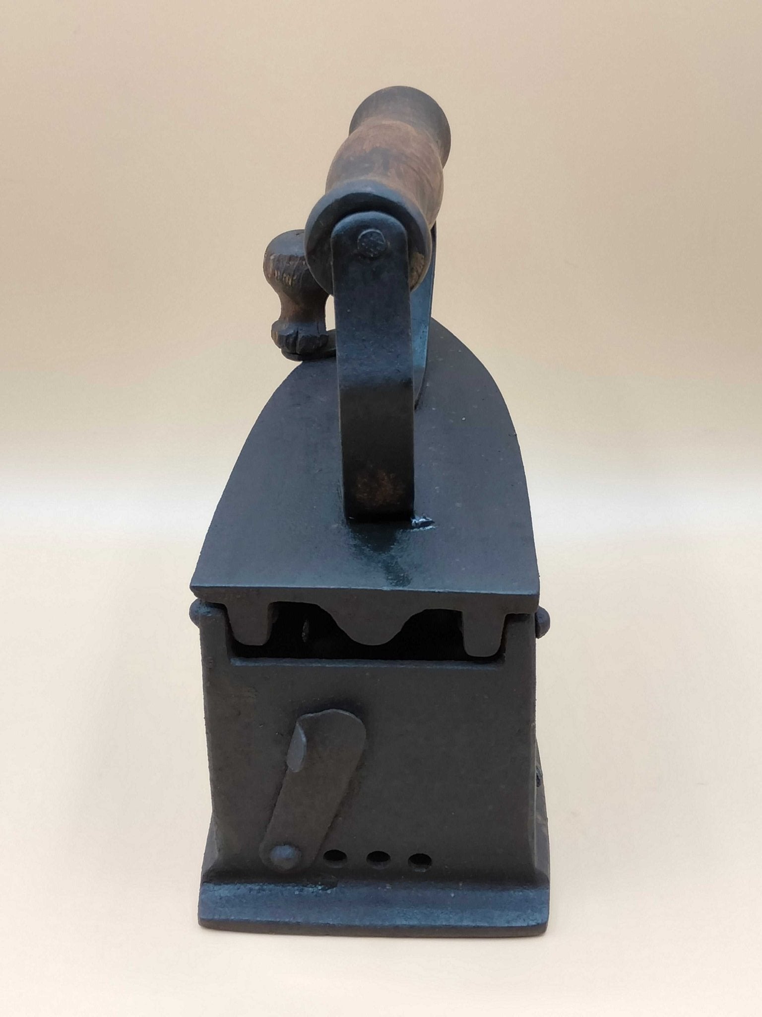 Vieja Plancha de Carbón Fundición - Cositas Antiguas – La Guadaña, Anticuarios Online en Jerez , vender antigüedades, muebles antiguos