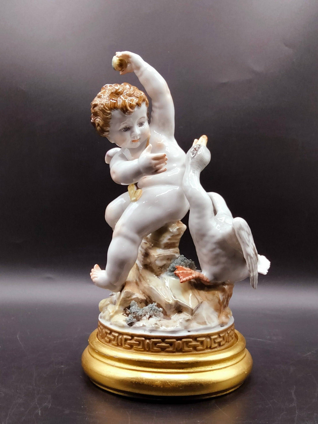 Figura de Ángel con Pato - Elegancia y Decoración Exclusiva - Cositas Antiguas – La Guadaña, Anticuarios Online en Jerez , vender antigüedades, muebles antiguos