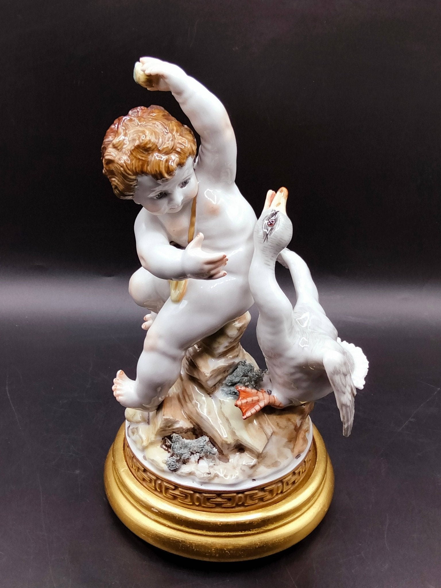 Figura de Ángel con Pato - Elegancia y Decoración Exclusiva - Cositas Antiguas – La Guadaña, Anticuarios Online en Jerez , vender antigüedades, muebles antiguos
