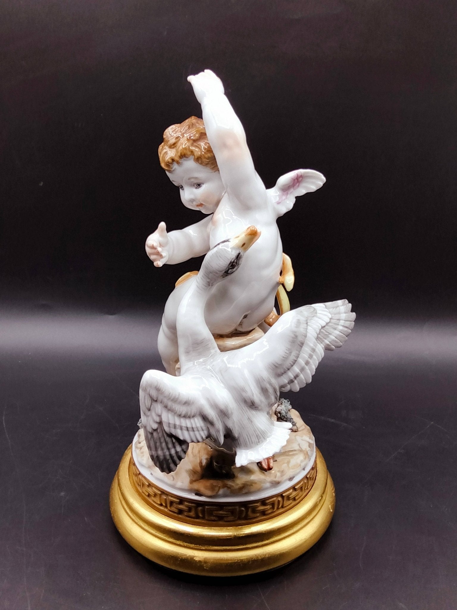 Figura de Ángel con Pato - Elegancia y Decoración Exclusiva - Cositas Antiguas – La Guadaña, Anticuarios Online en Jerez , vender antigüedades, muebles antiguos