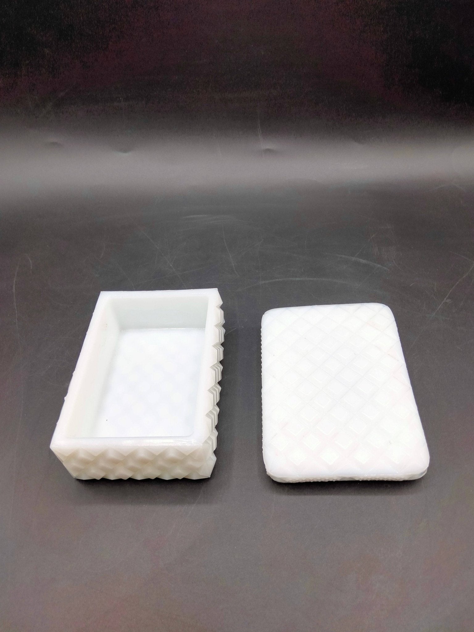 Joyero de opalina blanca decorado en rombos, excelente calidad - Cositas Antiguas – La Guadaña, Anticuarios Online en Jerez , vender antigüedades, muebles antiguos
