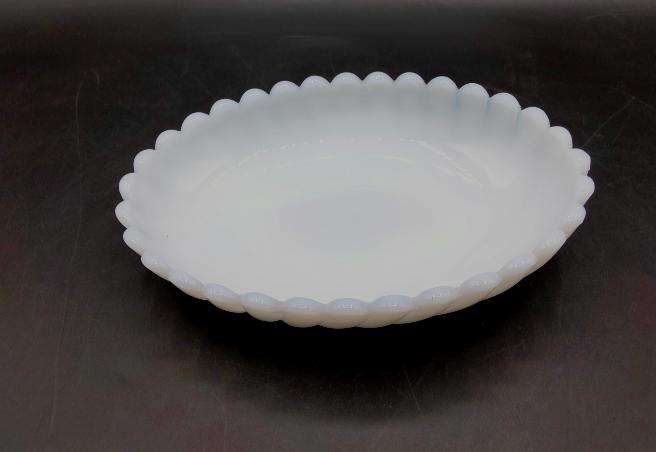 Bandeja ovalada de opalina blanca con borde dentado, pieza única - Cositas Antiguas – La Guadaña, Anticuarios Online en Jerez , vender antigüedades, muebles antiguos
