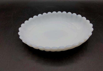 Bandeja ovalada de opalina blanca con borde dentado, pieza única - Cositas Antiguas – La Guadaña, Anticuarios Online en Jerez , vender antigüedades, muebles antiguos