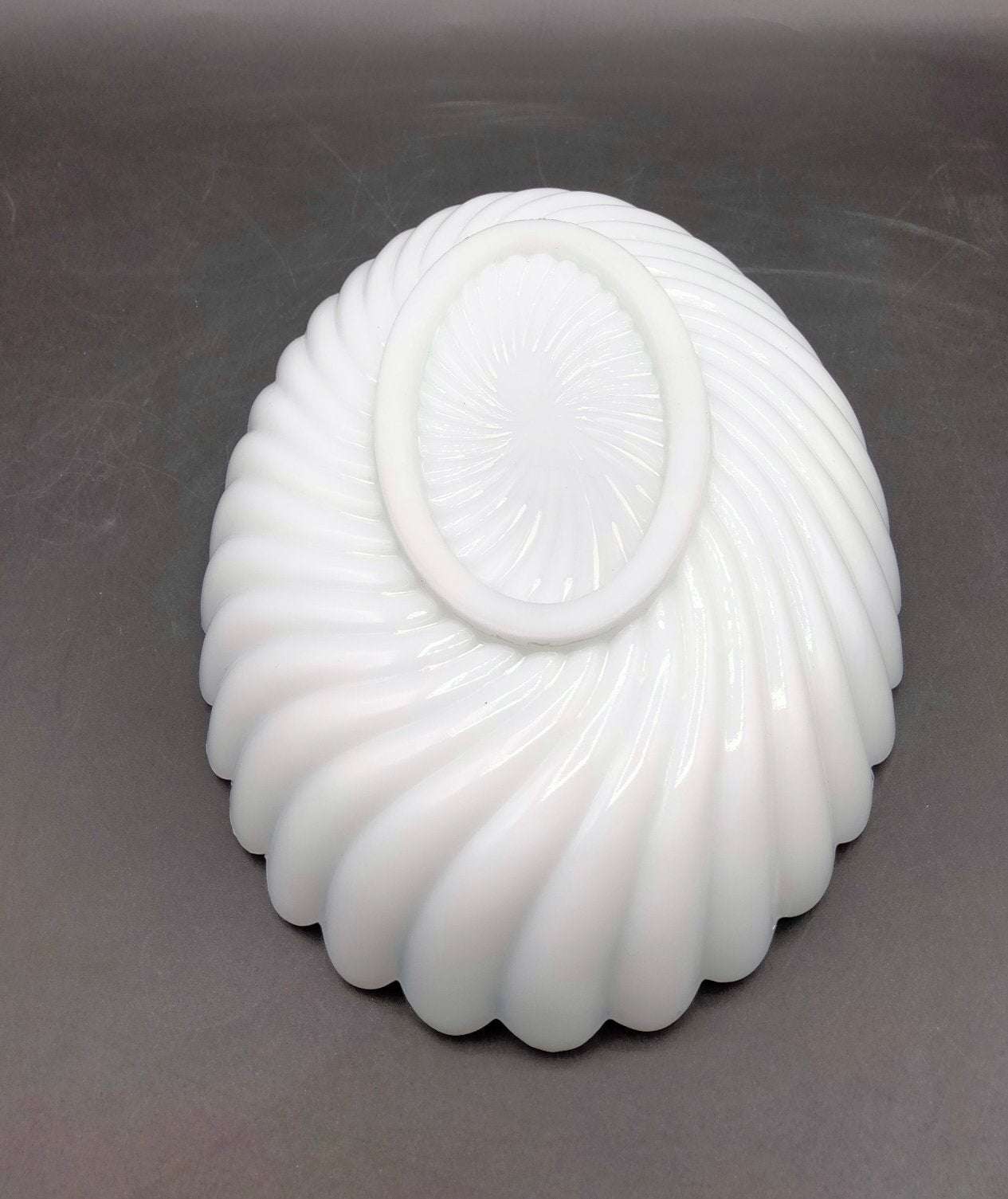 Bandeja ovalada de opalina blanca con borde dentado, pieza única - Cositas Antiguas – La Guadaña, Anticuarios Online en Jerez , vender antigüedades, muebles antiguos