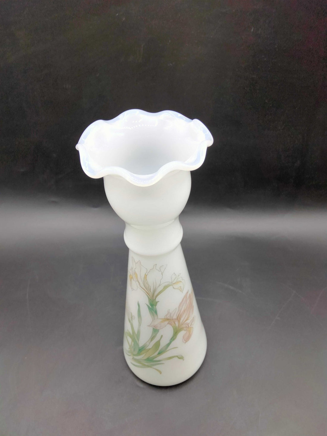 Florero de Opalina Blanca con Flores Pintadas - Cositas Antiguas – La Guadaña, Anticuarios Online en Jerez , vender antigüedades, muebles antiguos