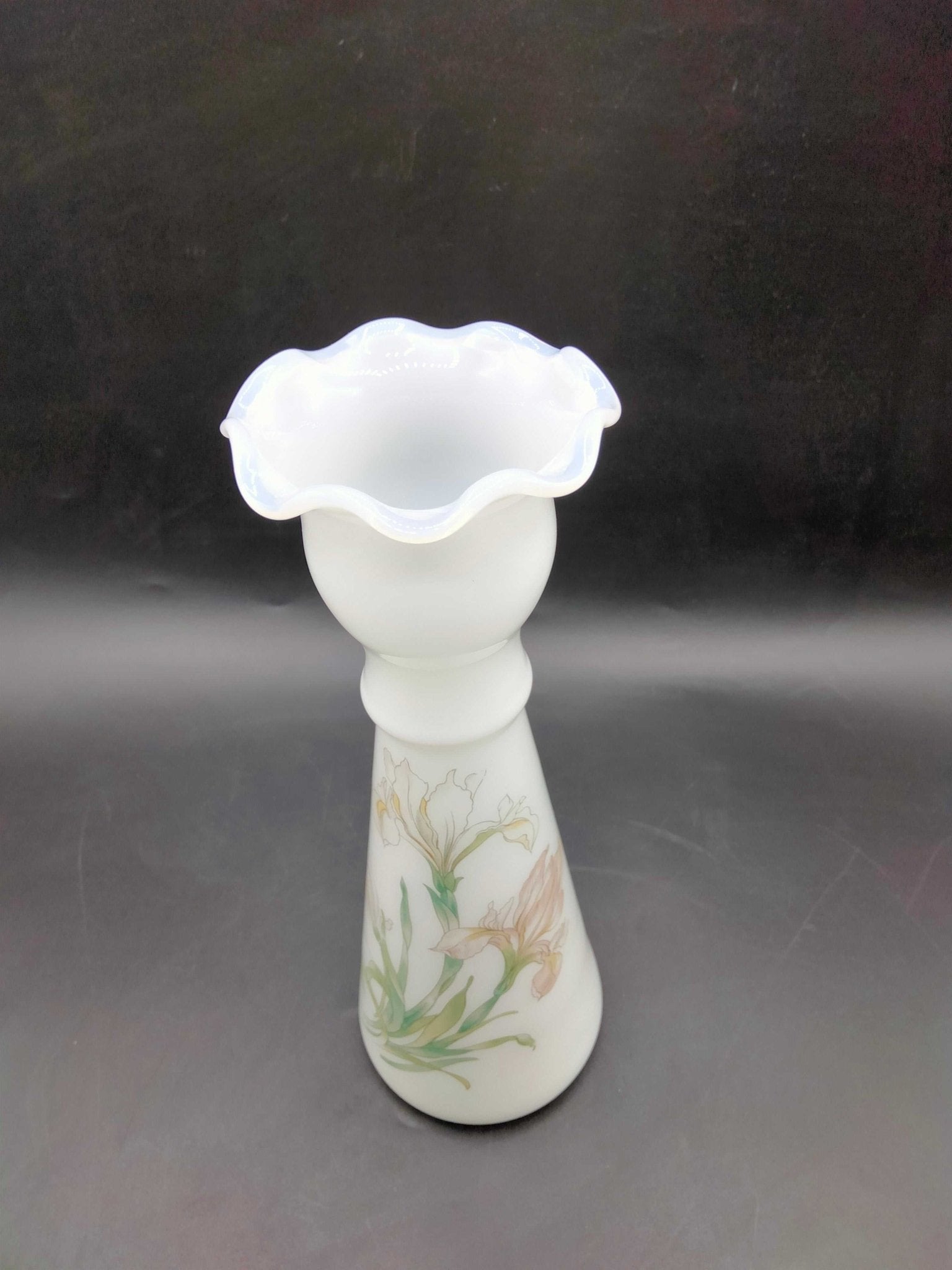 Florero de Opalina Blanca con Flores Pintadas - Cositas Antiguas – La Guadaña, Anticuarios Online en Jerez , vender antigüedades, muebles antiguos