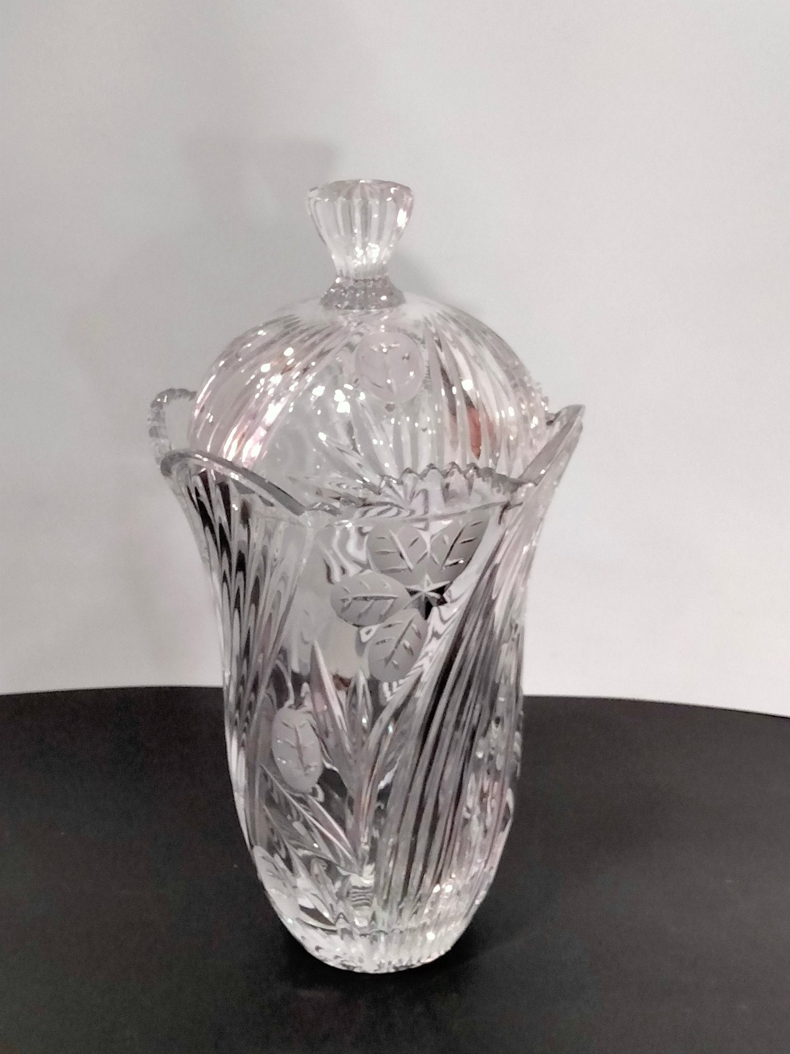 Bombonera de Cristal Tallado - Exclusiva para tu Hogar - Cositas Antiguas – La Guadaña, Anticuarios Online en Jerez , vender antigüedades, muebles antiguos