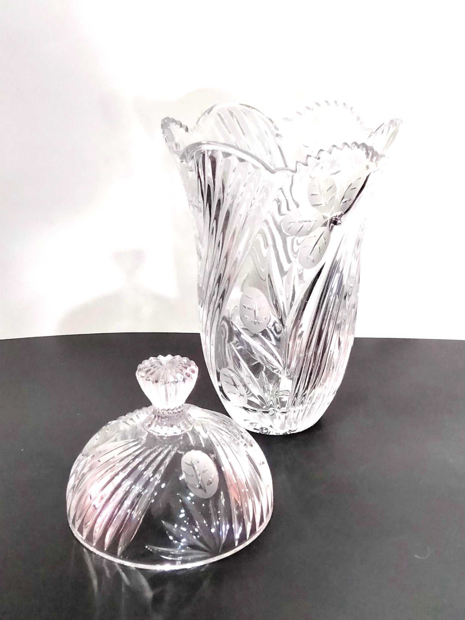 Bombonera de Cristal Tallado - Exclusiva para tu Hogar - Cositas Antiguas – La Guadaña, Anticuarios Online en Jerez , vender antigüedades, muebles antiguos