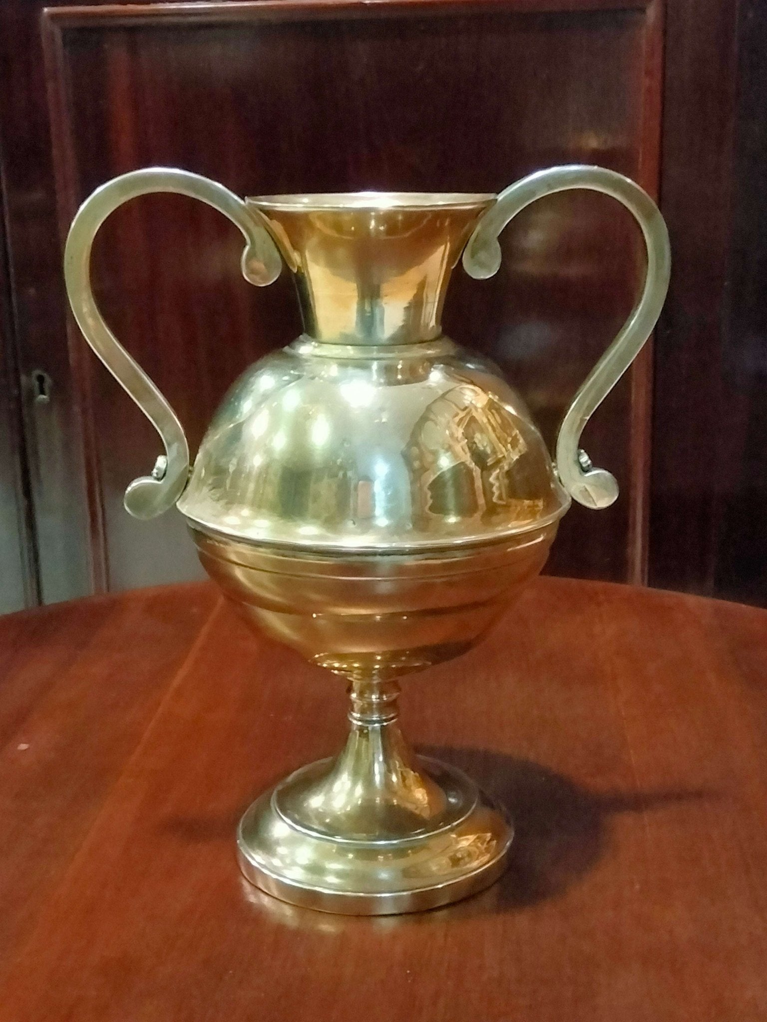 Ánfora antigua de bronce con detalles elegantes - Colección exclusiva - Cositas Antiguas – La Guadaña, Anticuarios Online en Jerez , vender antigüedades, muebles antiguos