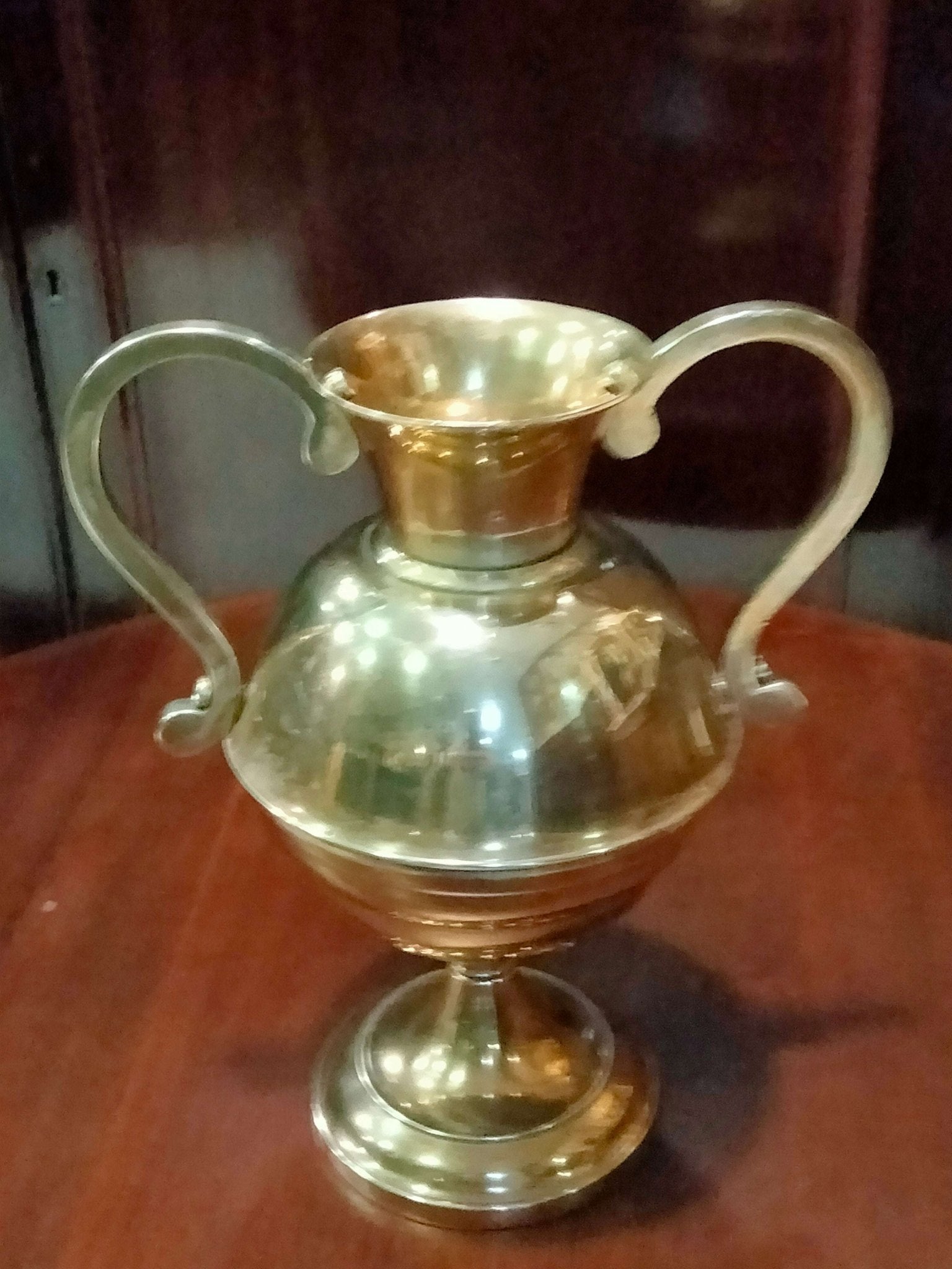 Ánfora antigua de bronce con detalles elegantes - Colección exclusiva - Cositas Antiguas – La Guadaña, Anticuarios Online en Jerez , vender antigüedades, muebles antiguos