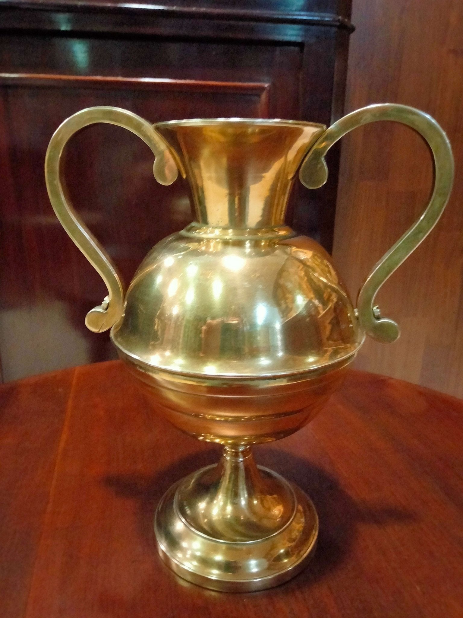 Ánfora antigua de bronce con detalles elegantes - Colección exclusiva - Cositas Antiguas – La Guadaña, Anticuarios Online en Jerez , vender antigüedades, muebles antiguos
