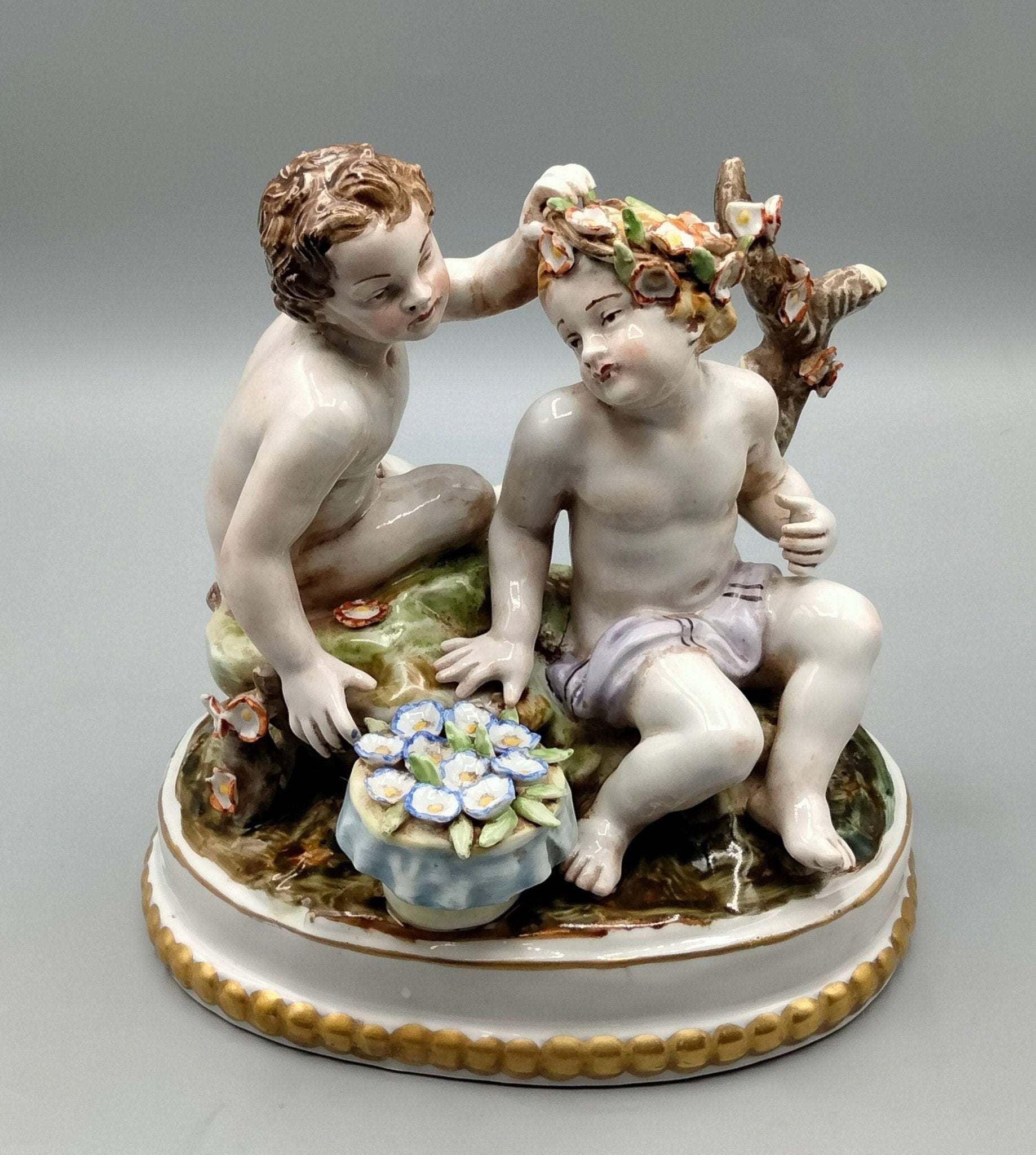 Figura de porcelana Hispania Manises | Niños jugando - Cositas Antiguas – La Guadaña, Anticuarios Online en Jerez , vender antigüedades, muebles antiguos