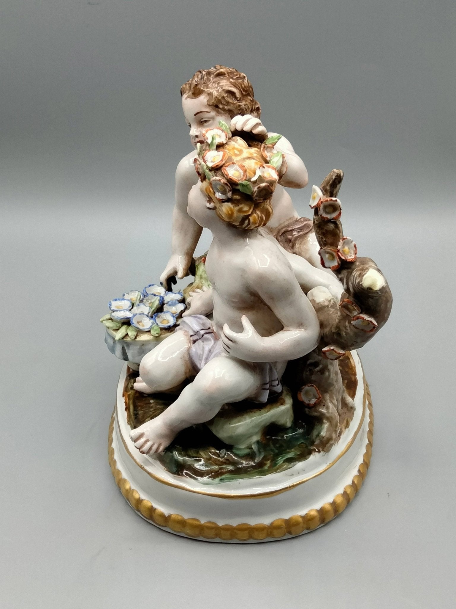 Figura de porcelana Hispania Manises | Niños jugando - Cositas Antiguas – La Guadaña, Anticuarios Online en Jerez , vender antigüedades, muebles antiguos