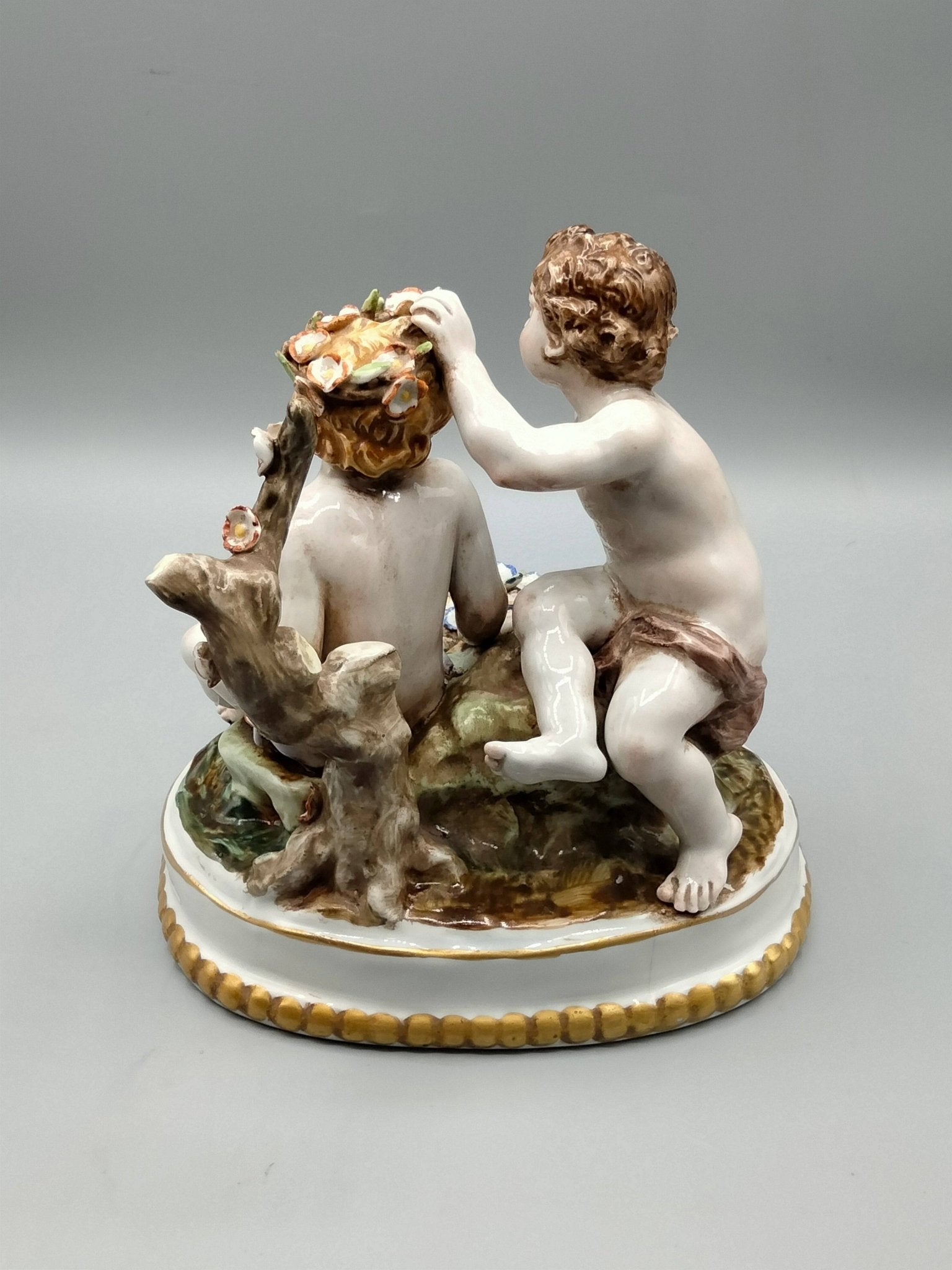 Figura de porcelana Hispania Manises | Niños jugando - Cositas Antiguas – La Guadaña, Anticuarios Online en Jerez , vender antigüedades, muebles antiguos