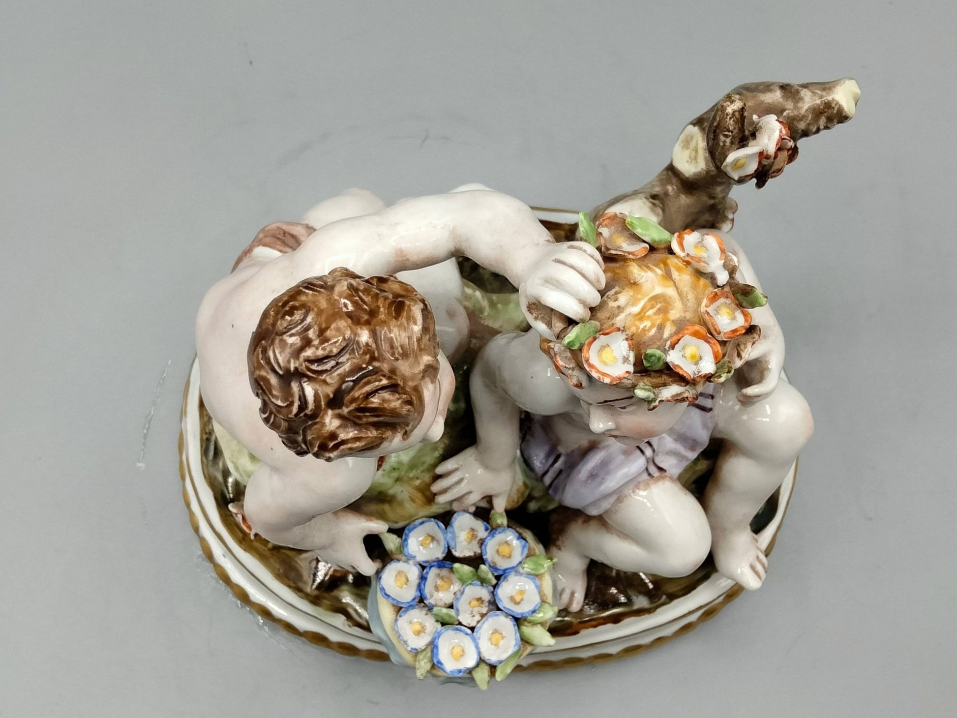 Figura de porcelana Hispania Manises | Niños jugando - Cositas Antiguas – La Guadaña, Anticuarios Online en Jerez , vender antigüedades, muebles antiguos