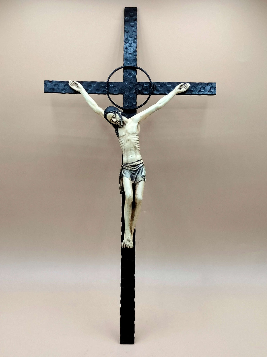Crucifijo de madera policromada y hierro forjado - Cositas Antiguas – La Guadaña, Anticuarios Online en Jerez , vender antigüedades, muebles antiguos