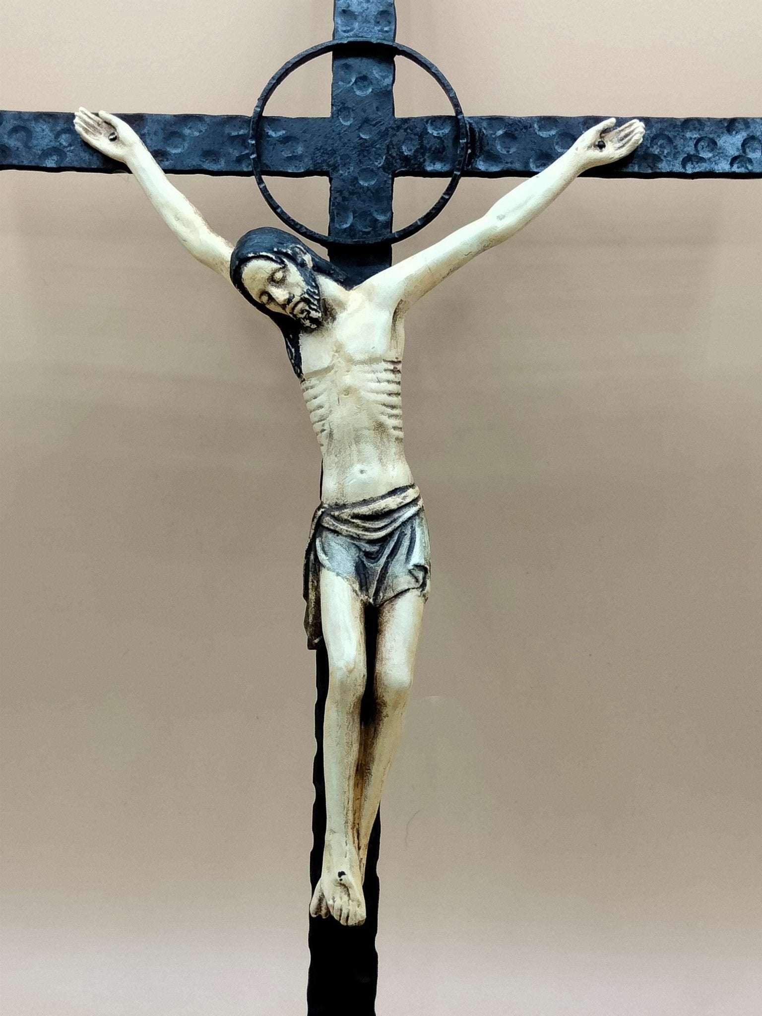 Crucifijo de madera policromada y hierro forjado - Cositas Antiguas – La Guadaña, Anticuarios Online en Jerez , vender antigüedades, muebles antiguos