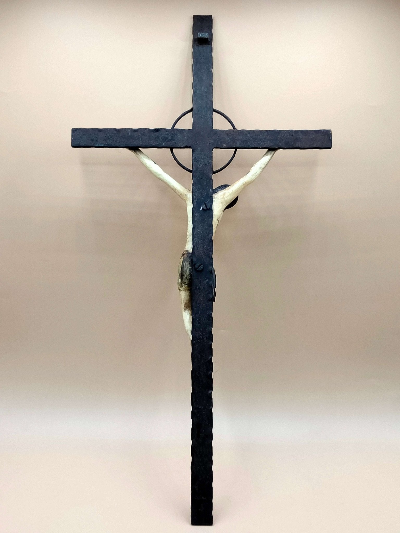 Crucifijo de madera policromada y hierro forjado - Cositas Antiguas – La Guadaña, Anticuarios Online en Jerez , vender antigüedades, muebles antiguos