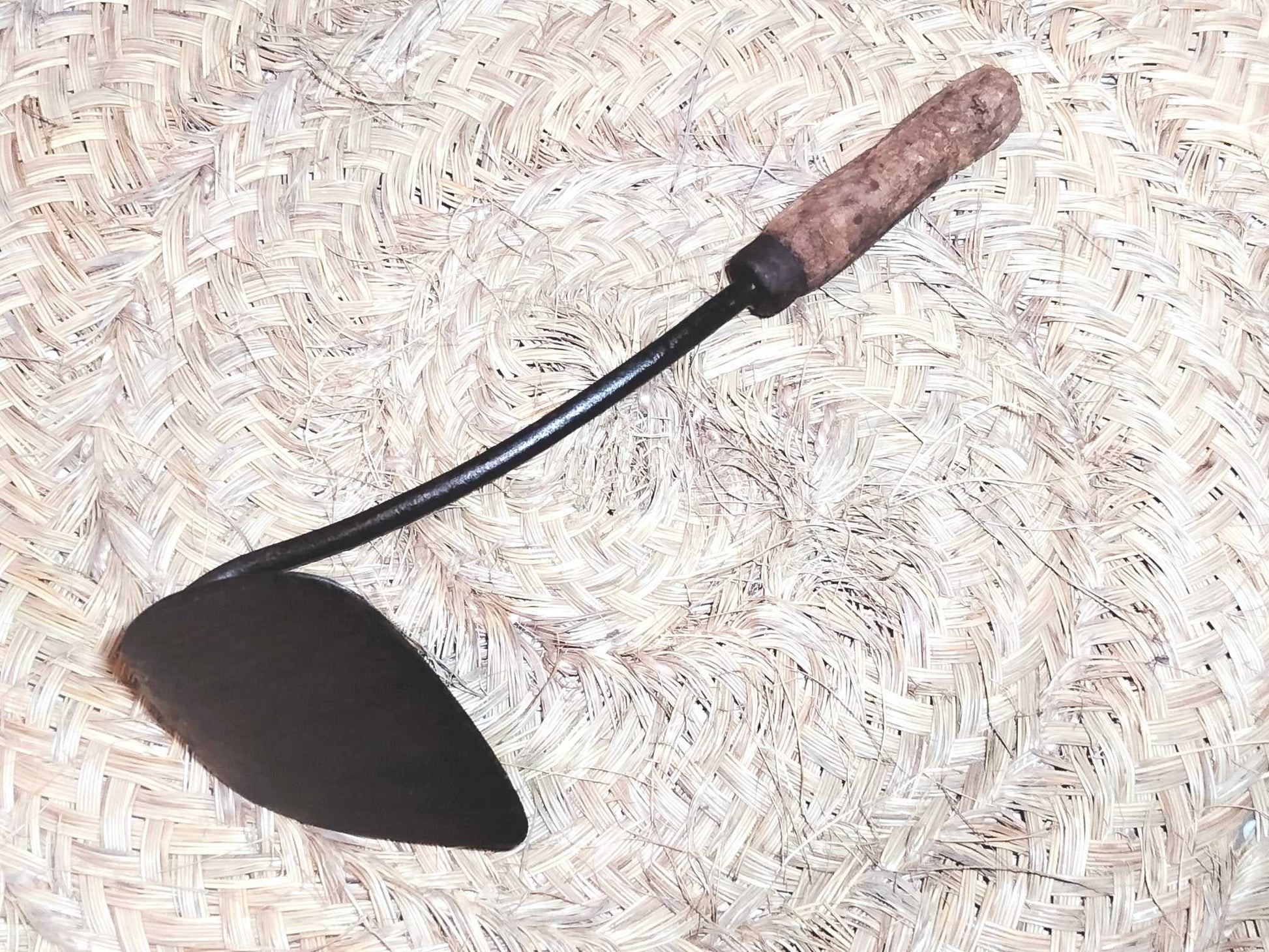 Amocafre con Mango de Madera - Herramienta de Jardín Única - Cositas Antiguas – La Guadaña, Anticuarios Online en Jerez , vender antigüedades, muebles antiguos