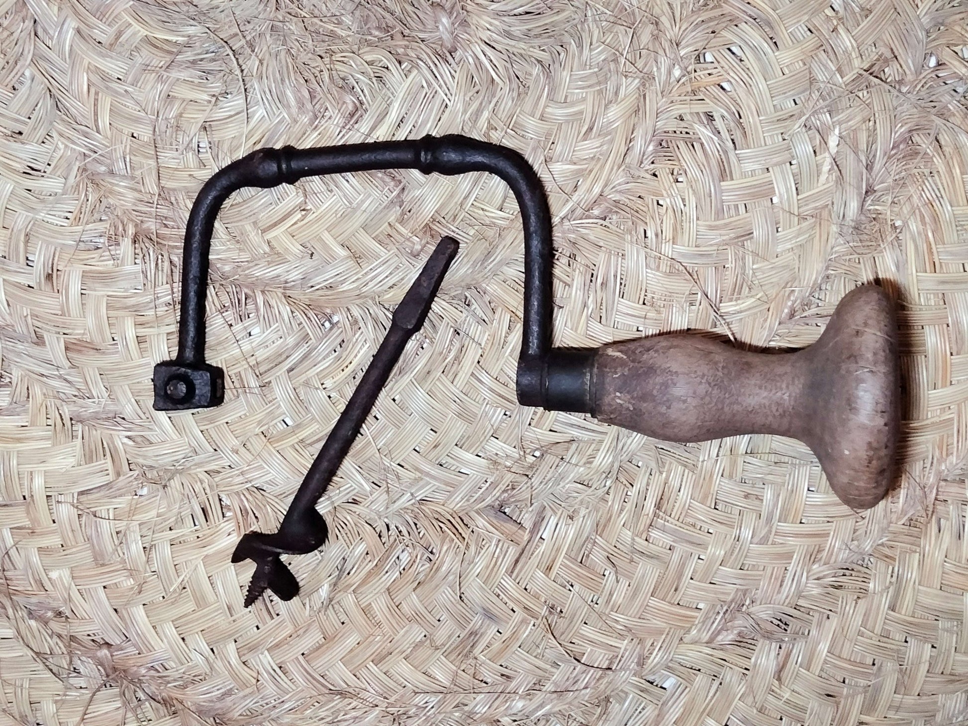 Taladro manual con mango de madera y broca cuadrada - Cositas Antiguas – La Guadaña, Anticuarios Online en Jerez , vender antigüedades, muebles antiguos