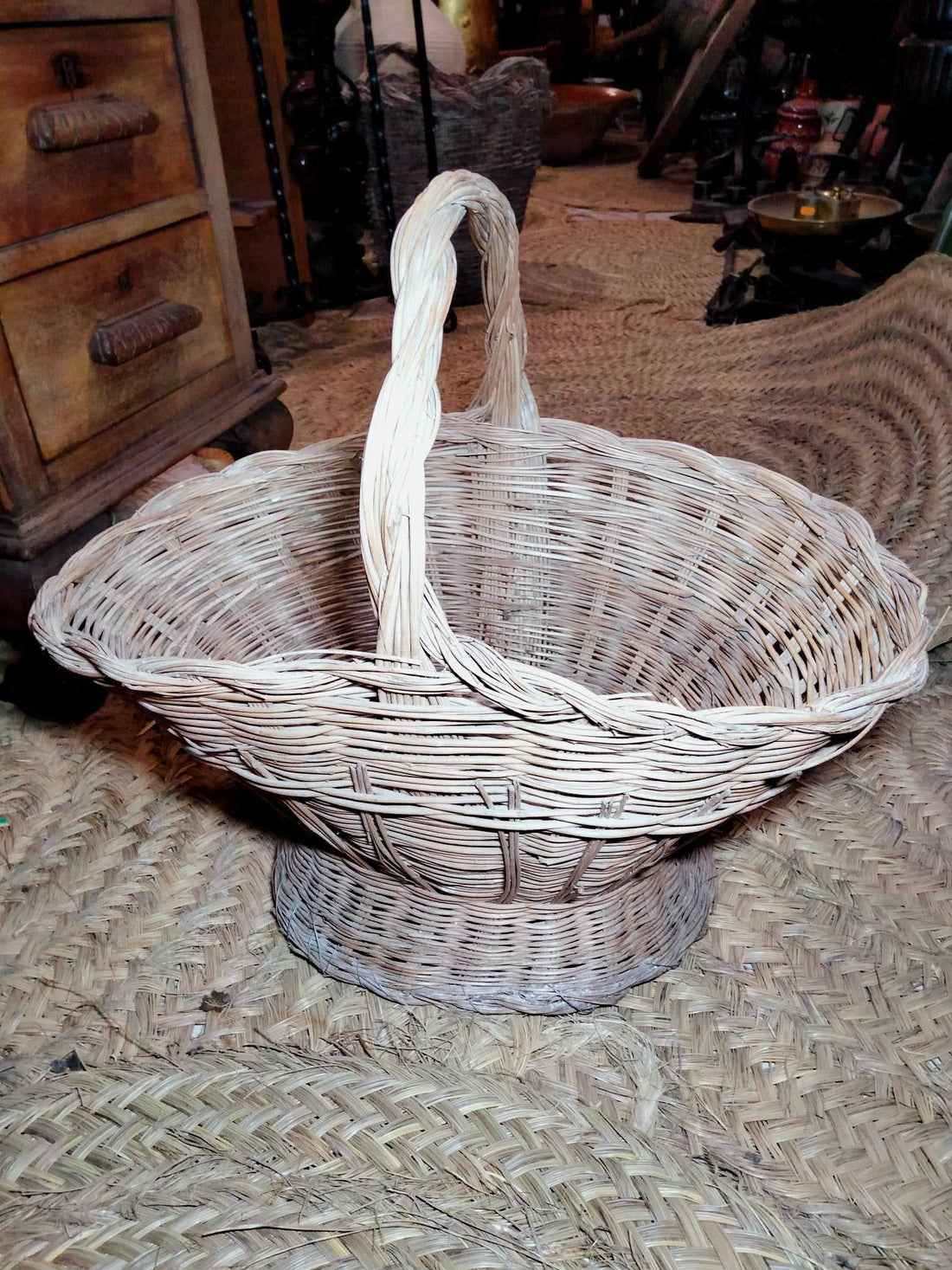 Cesteria de mimbre artesanal para flores y versátil - Cositas Antiguas – La Guadaña, Anticuarios Online en Jerez , vender antigüedades, muebles antiguos