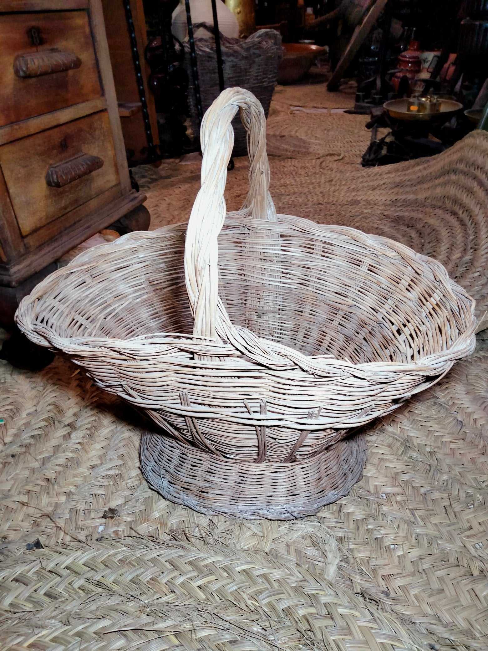 Cesteria de mimbre artesanal para flores y versátil - Cositas Antiguas – La Guadaña, Anticuarios Online en Jerez , vender antigüedades, muebles antiguos